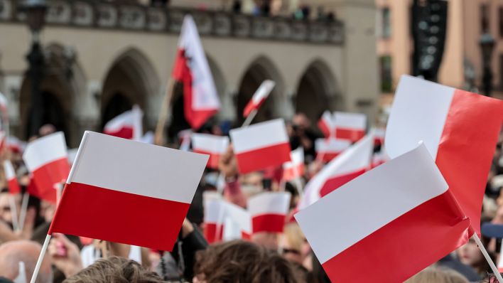 Polen: Menschen bei einer Wahlveranstaltung in Krakau © IMAGO / SOPA Images