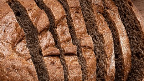 Frisch geschnittenes Sauerteigbrot © picture alliance / Zoonar | Oksana Bratanova