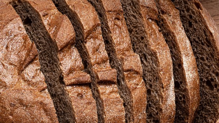 Frisch geschnittenes Sauerteigbrot © picture alliance / Zoonar | Oksana Bratanova