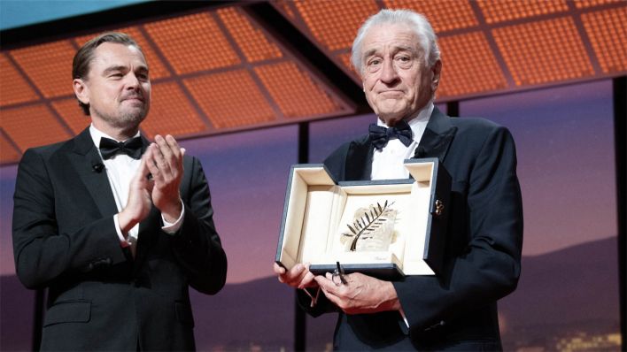 Robert De Niro nimmt die Ehrenpalme d'Or von Leonardo DiCaprio während der Eröffnungszeremonie der 78. Filmfestspiele von Cannes im Palais de Festival entgegen © picture alliance / abaca | Niviere David/ABACAPRESS.COM
