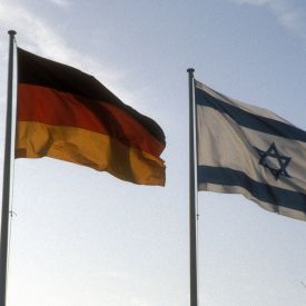 Deutsche und israelische Fahnen © IMAGO / Sven Simon