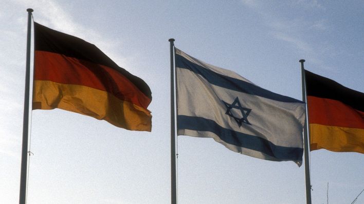 Deutsche und israelische Fahnen © IMAGO / Sven Simon