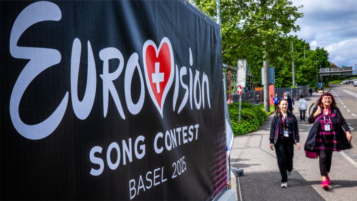Erste Gäste des Eurovision Song Contest (ESC) kommen an der Veranstaltungsarena Jakobshalle in Basel an © picture alliance/dpa | Jens Büttner