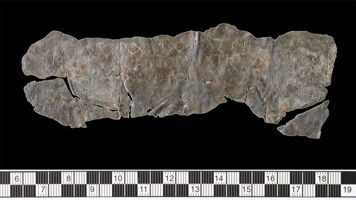 Fluchtäfelchen mit Verwünschung der Priscilla aus Groß-Gerau: Das bleierne Fluchtäfelchen, hier die Vorderseite, besteht aus drei Fragmenten und ist beidseitig mit lateinischem Text, einem Rachegebet, beschriftet. Es stammt vermutlich aus der Zeit um 100 nach Christus © René Müller / LEIZA