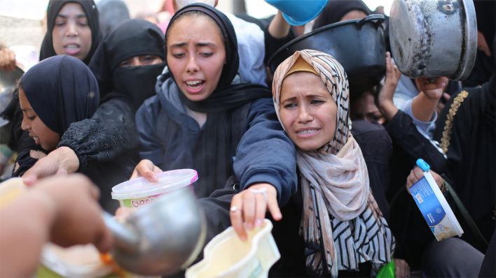 Wohltätigkeitsorganisationen verteilen warme Mahlzeiten an Palästinenser im Flüchtlingslager Nuseirat © picture alliance / Anadolu | Hassan Jedi