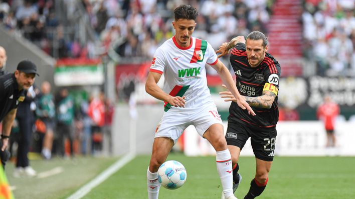 Zweikampf beim Bundesligaspiel Augsburg - Union Berlin zwischen Dimitrios Giannoulis (FC Augsburg) und Christopher Trimmel (Union Berlin) © IMAGO / Michaela Merk