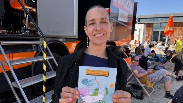 Julia Schneider aka Doc J Snyder mit ihrem Comic "KI nachhaltig entwickeln? Seegurke sucht Seegraswiese" © radioeins/Sophie Krause