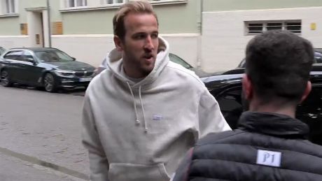 Harry Kane von FC Bayern München kommt am Restaurant Käfer an © picture alliance/dpa | Felix Hörhager