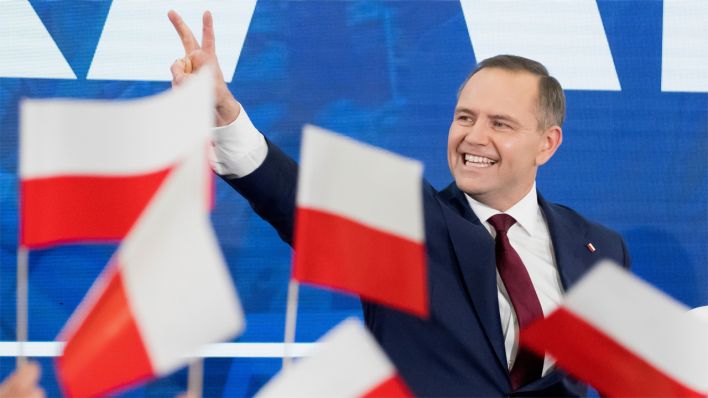 Karol Nawrocki reagiert auf die ersten Wahlergebnisse nach den Präsidentschaftswahlen © picture alliance/dpa/AP | Wojciech Strozyk