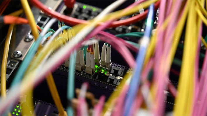 Netzwerkkabel sind in einem Rechenzentrum © picture alliance/dpa | Helena Dolderer