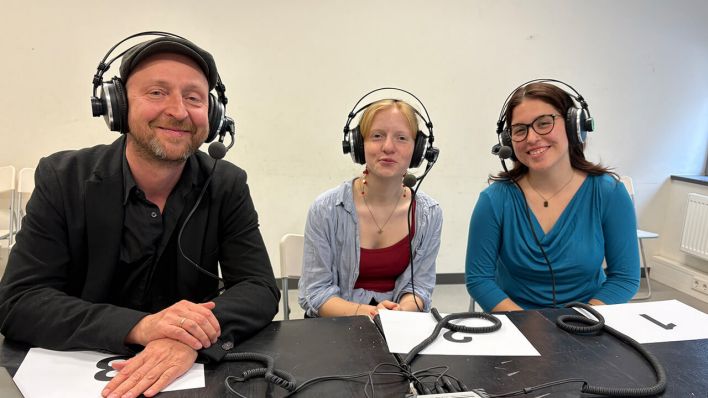 Hermine Jähne und Maja Kuschnir vom Theaterjugendclub zusammen mit dem künstlerischen Leiter Matthias Heine © radioeins