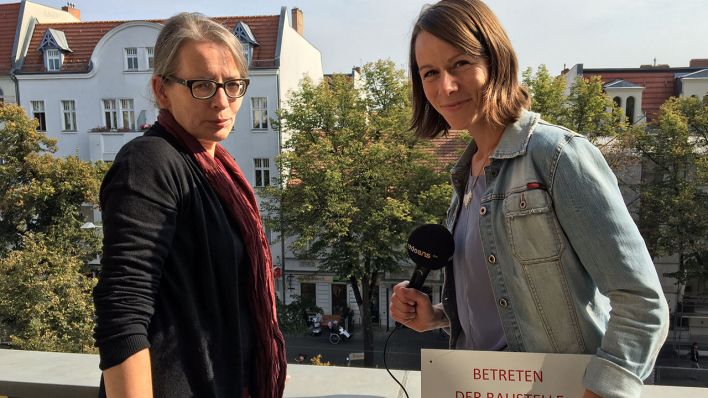 Nancy Fischer und Regina Menzel (li.) auf dem Rathaus-Balkon © radioeins/Klippel