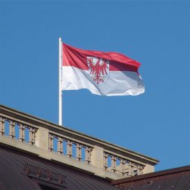 Flagge des Landes Brandenburg auf dem Brandenburger Landtag in Potsdam © radioeins/Chris Melzer