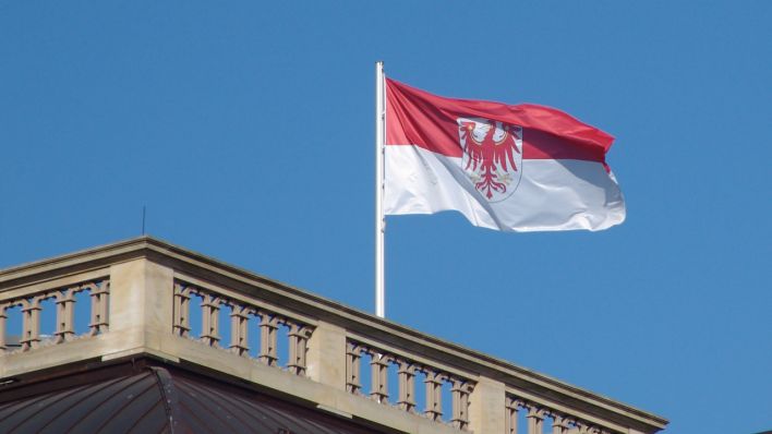 Flagge des Landes Brandenburg auf dem Brandenburger Landtag in Potsdam © radioeins/Chris Melzer