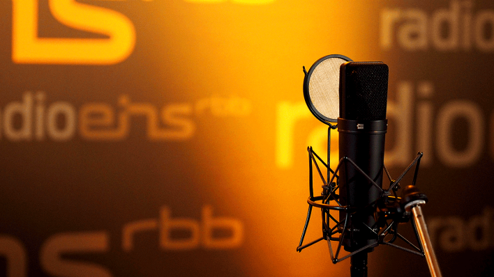 Mikrofon mit radioeins-Hintergrund © radioeins