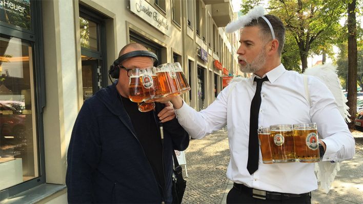 Der "radioeins Straßenengel" und Holger Klein © radioeins/Klippel