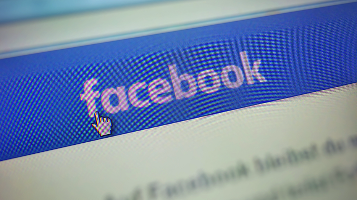 Nahaufnahme vom Logo des sozialen Netzwerks Facebook, aufgenommen auf einem Computerbildschirm © radioeins/Chris Melzer