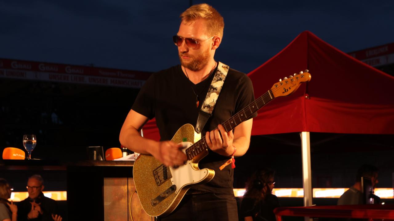 Musik von Jan Preuß, begleitet vom Gitarristen Arvid Selle