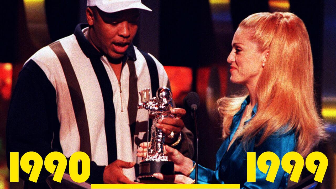 Sängerin Madonna überreicht Dr. Dre am 7. September 1995 während der MTV Video Music Awards den Preis für das beste Rap-Video