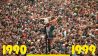 Auf einem Verkehrsschild und einer demolierten Ampelanlage tanzen am 11.07.1998 in Berlin zwei Raver auf der Love Parade