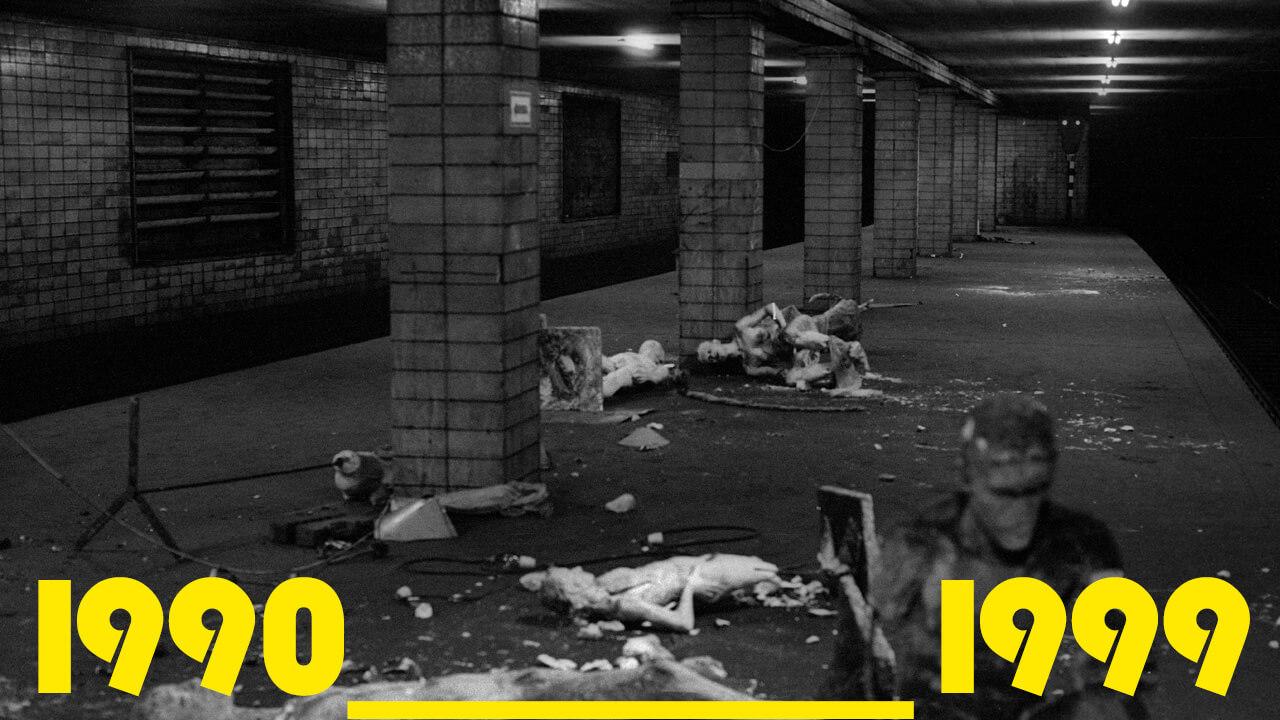 DDR, Berlin, 17.6.1990, S-Bahnhof Oranienburger Straße, von der Kunsthochschule Weißensee noch im gesperrten S-Bahnhof aufgestellte Figuren, die zu Beginn der Bauarbeiten am Bahnhof von irgendwem zerstört wurden