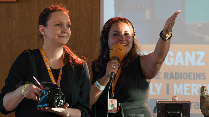 Susanne Baró Fernandez (li.), Barchefin des Timber Doodle, mit dem Darth Vader Cocktail