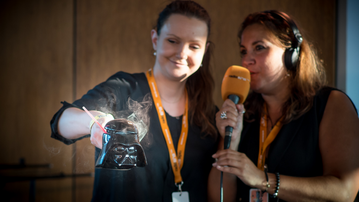 Susanne Baró Fernandez (li.), Barchefin des Timber Doodle, mixt den Darth Vader Cocktail