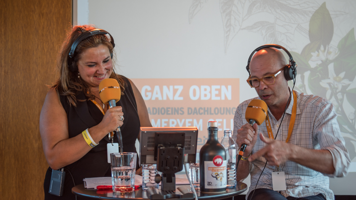 Moderatorin Meryem Celik zusammen mit Barlegende Thomas Pflanz (re.)