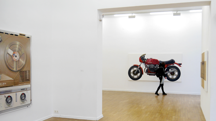 Marie Kaiser in René Wirths' Ausstellung "Das was bleibt" im Haus am Lützowplatz © radioeins/Kerstin Warnow
