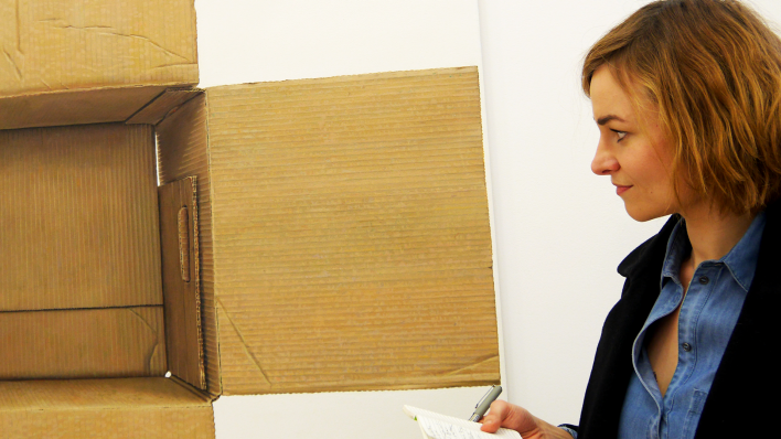 Marie Kaiser in René Wirths' Ausstellung "Das was bleibt" im Haus am Lützowplatz © radioeins/Kerstin Warnow