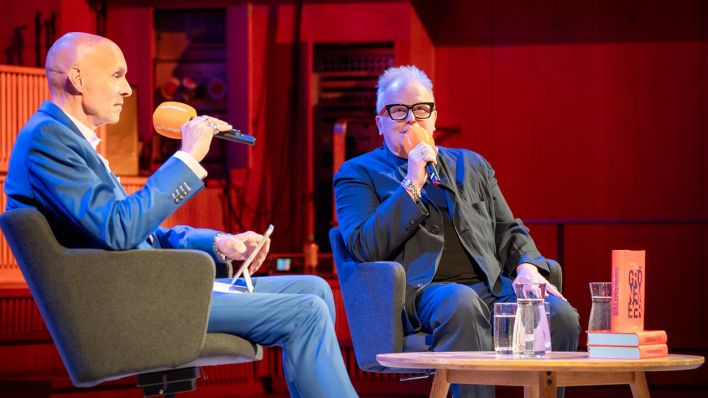 Herbert Grönemeyer zusammen mit Michael Lentz auf der Bühne