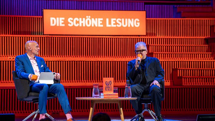 Herbert Grönemeyer zusammen mit Michael Lentz auf der Bühne
