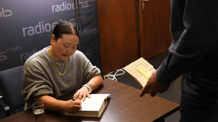 Die Autorin Hanya Yanagihara signierte nach der Lesung unzählige Bücher