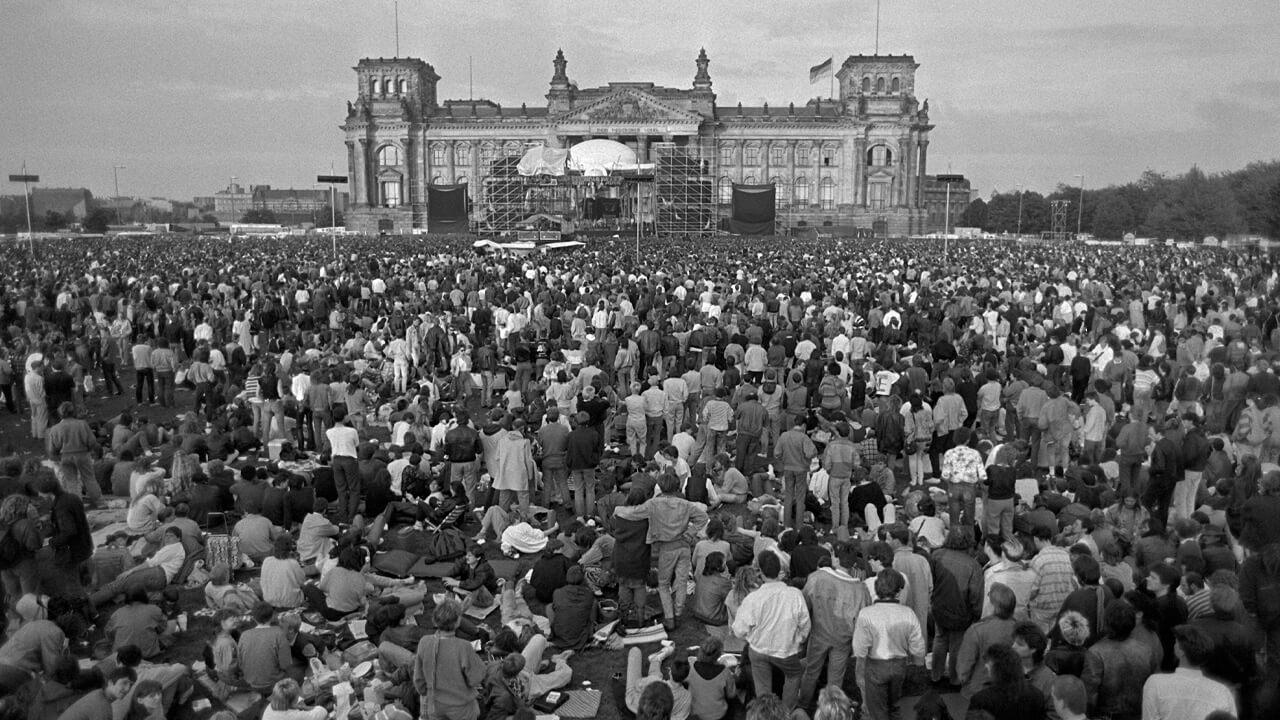 Blick über einen Teil der 60.000 Zuschauer beim Konzert des englischen Superstars David Bowie vor dem Reichstaggebäude in West-Berlin am 06.06.1987