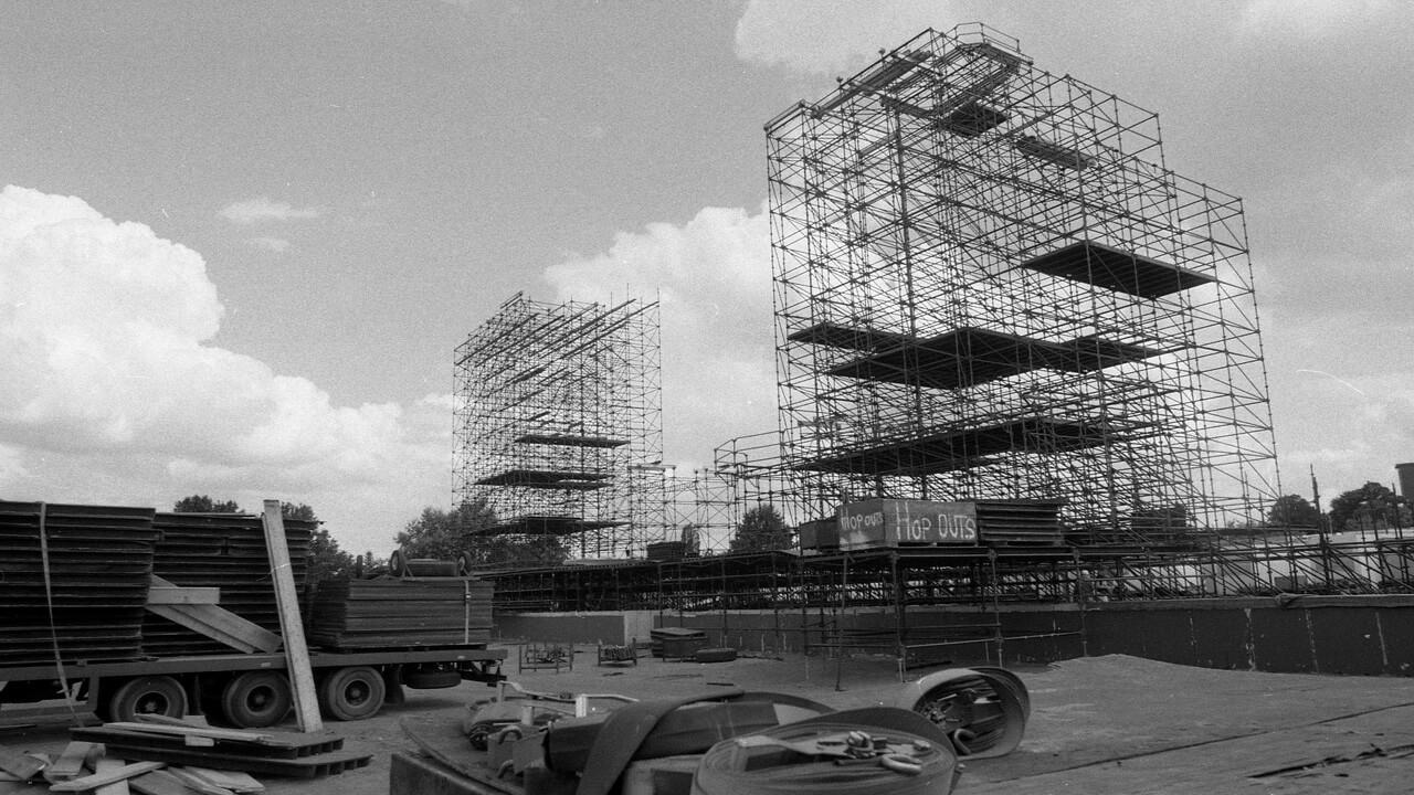 Die Rolling Stones geben im Rahmen ihrer Steel Wheel Tour nach dem Fall der Mauer auch zwei außerplanmäßige Konzerte auf der Radrennbahn in Ostberlin - hier der gigantische Bühnenaufbau Tage vorher, aufgenommen im August 1990