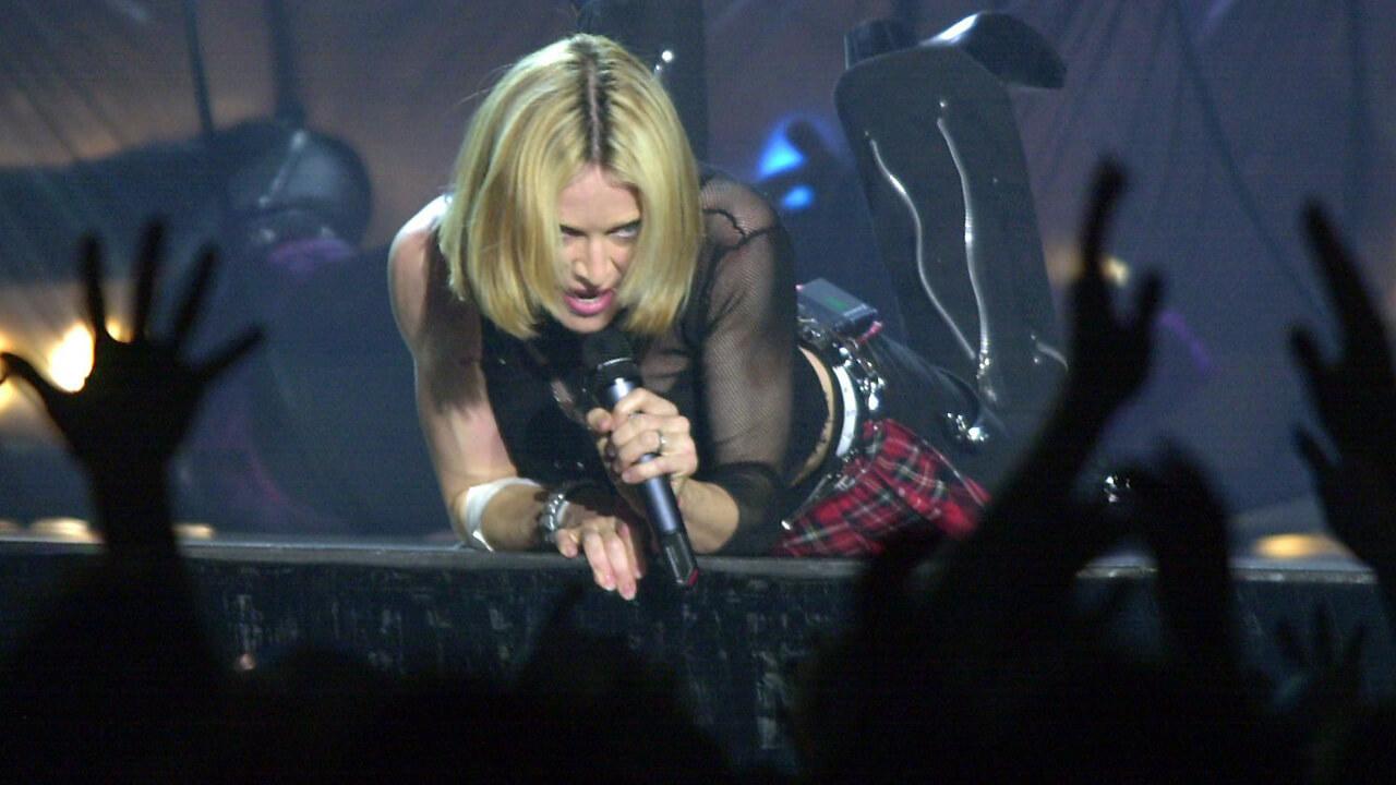 Madonna im Rahmen der "Drowned World Tour 2001" in der Max-Schmeling-Halle