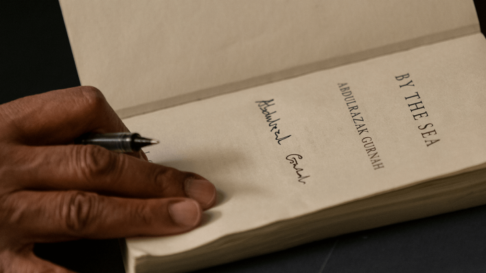 Nobelpreisträger Abdulrazak Gurnah signierte im Anschluss Bücher