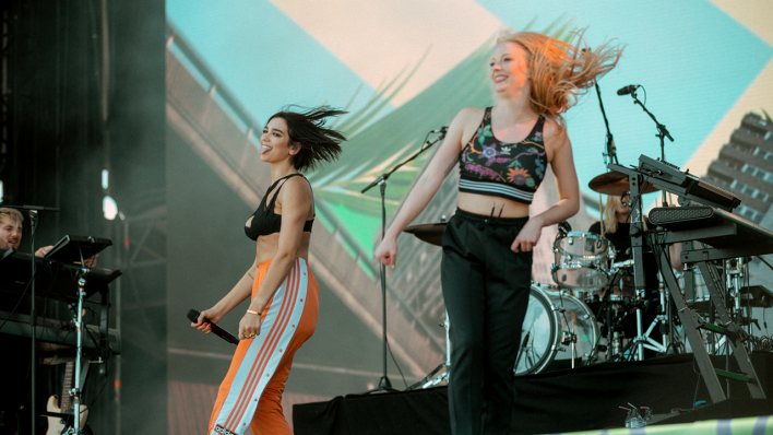Dua Lipa auf der Bühne © Frieder Unselt