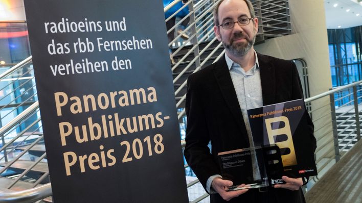 Regisseur Robert Bahar mit dem Panorama Publikums Preis für den Film "The Silence of Others"