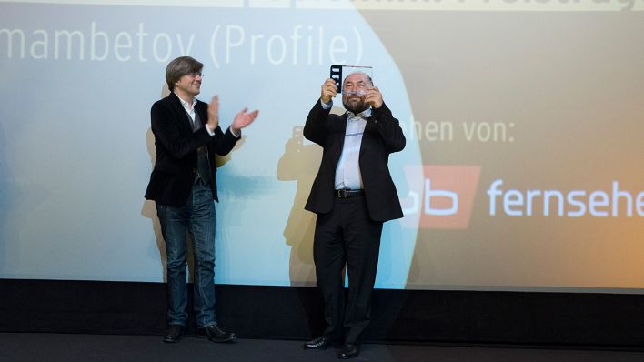 rbb Programmdirektor Dr. Jan Schulte-Kellinghaus und Regisseur Timur Bekmambetov mit dem Panorama Publikums Preis für den Film „Profile“