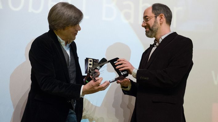 rbb Programmdirektor Dr. Jan Schulte-Kellinghaus überreicht Regisseur Robert Bahar den Panorama Publikums Preis für den Film "The Silence of Others"