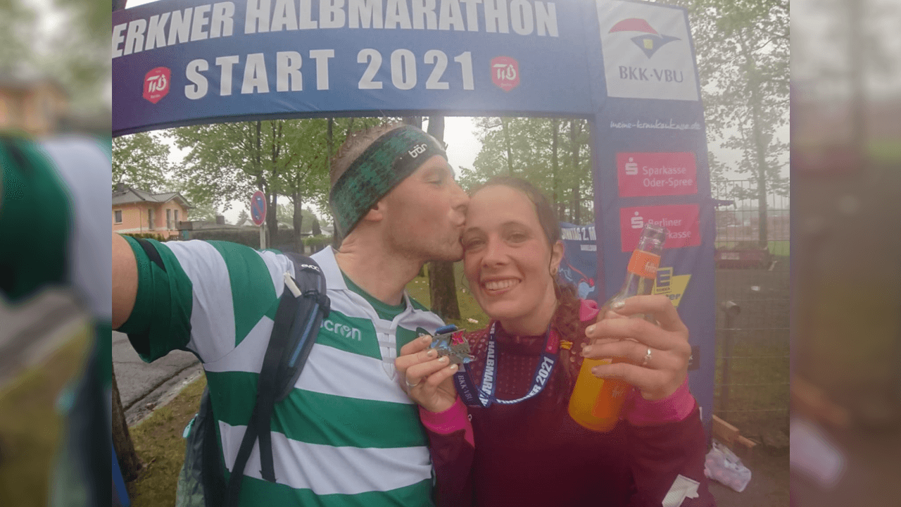 Ulrike und Norman haben dem Starkregen und Pfützen getrotzt und sind den Erkner Halbmarathon gelaufen