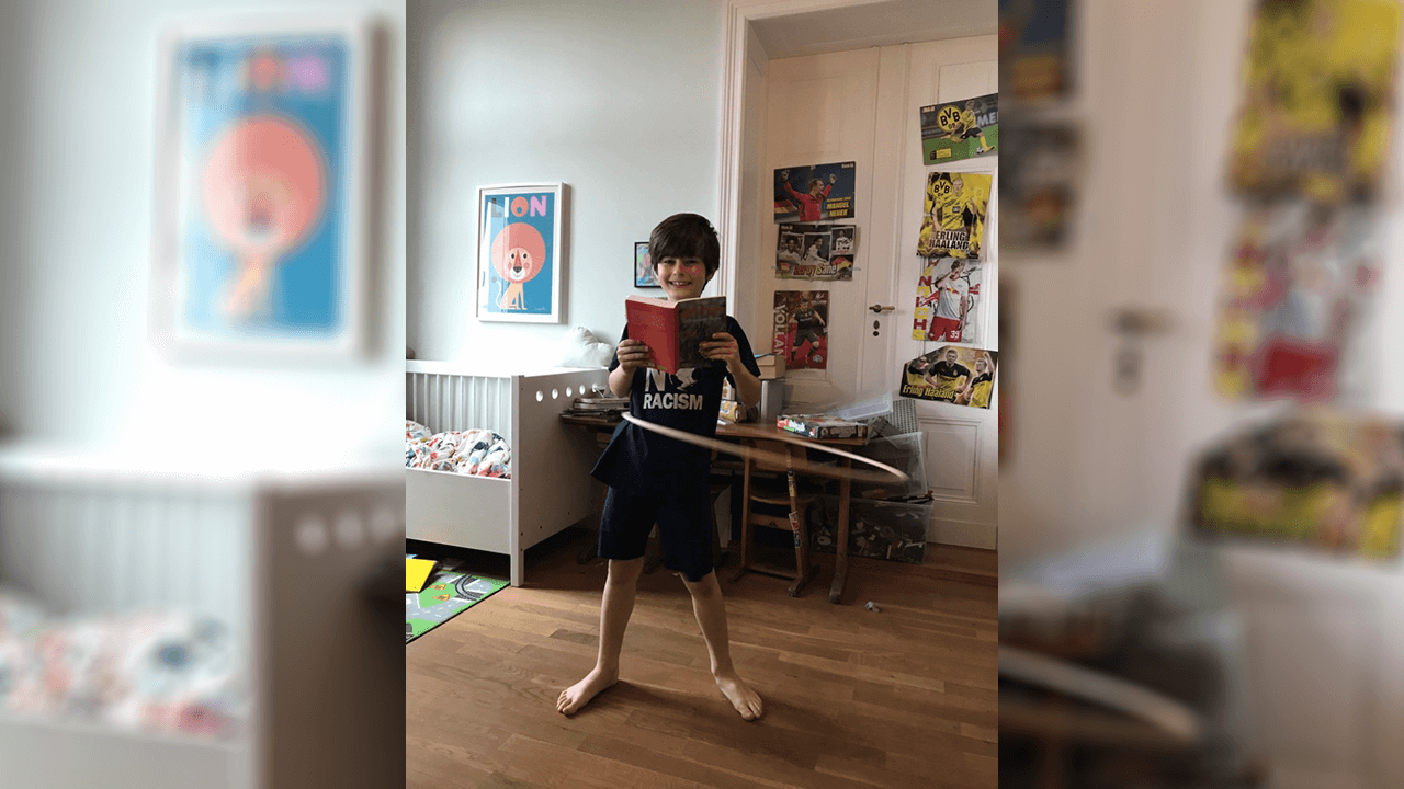 Jakob liest gerne Harry Potter beim Hula Hoopen