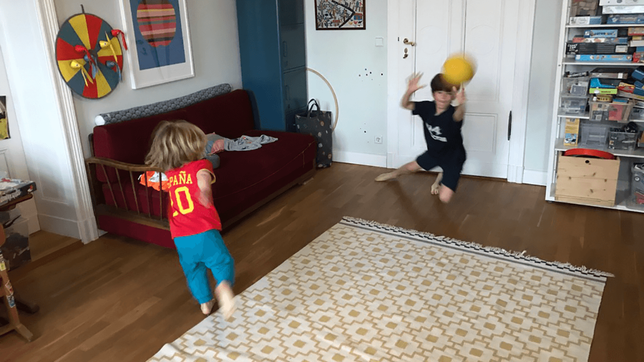 Jakob und Jonathan beim Fußballtraining im heimischen Kinderzimmer