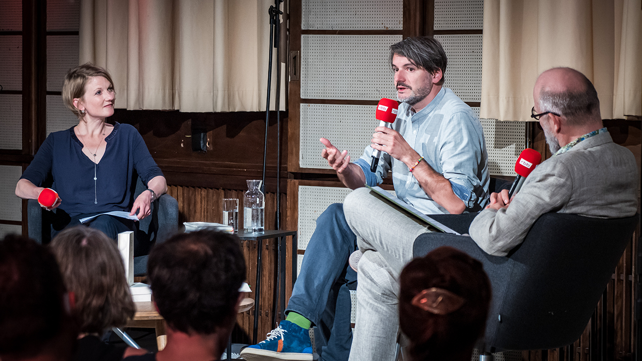 rbbkultur-Bücherexpertin Anne Dore Krohn und radioeins-Literaturagent Thomas Böhm im Gespräch mit Saša Stanišić (mi.)