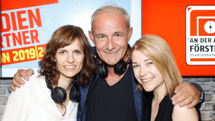 Kerstin Hermes und Andreas Ulrich zusammen mit der rbb-Fußballkommentatorin Stephanie Baczyk