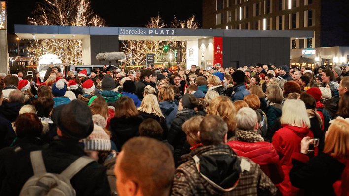 Das radioeins Weihnachtssingen auf dem Mercedes Platz
