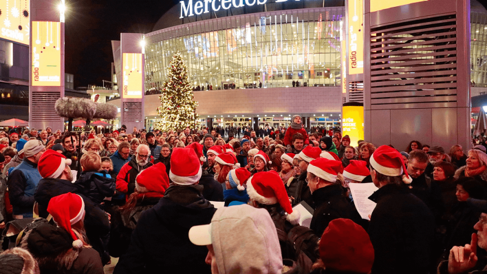 Das radioeins Weihnachtssingen auf dem Mercedes Platz