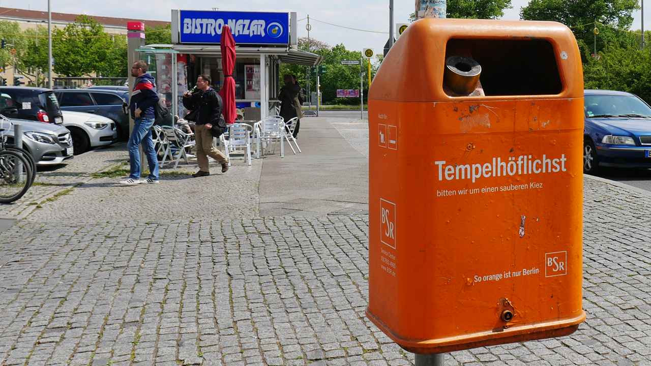 Papierkorb in der Manfred-von-Richthofen-Straße