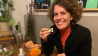 Julia Vismann testet Insekten im Mikrokosmos in Berlin Kreuzberg bei Nicole Sartirani